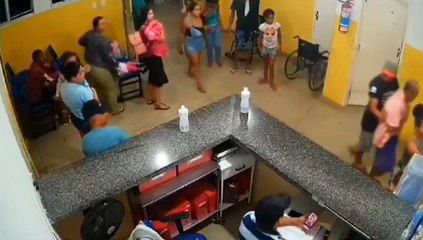 Família destrói recepção de ambulatório após morte de idoso na unidade médica