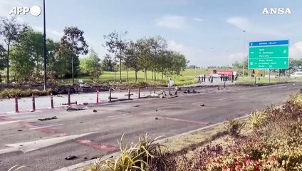 Скачать видео: Malesia, piccolo aereo si schianta su una strada in Selangor: 10 morti