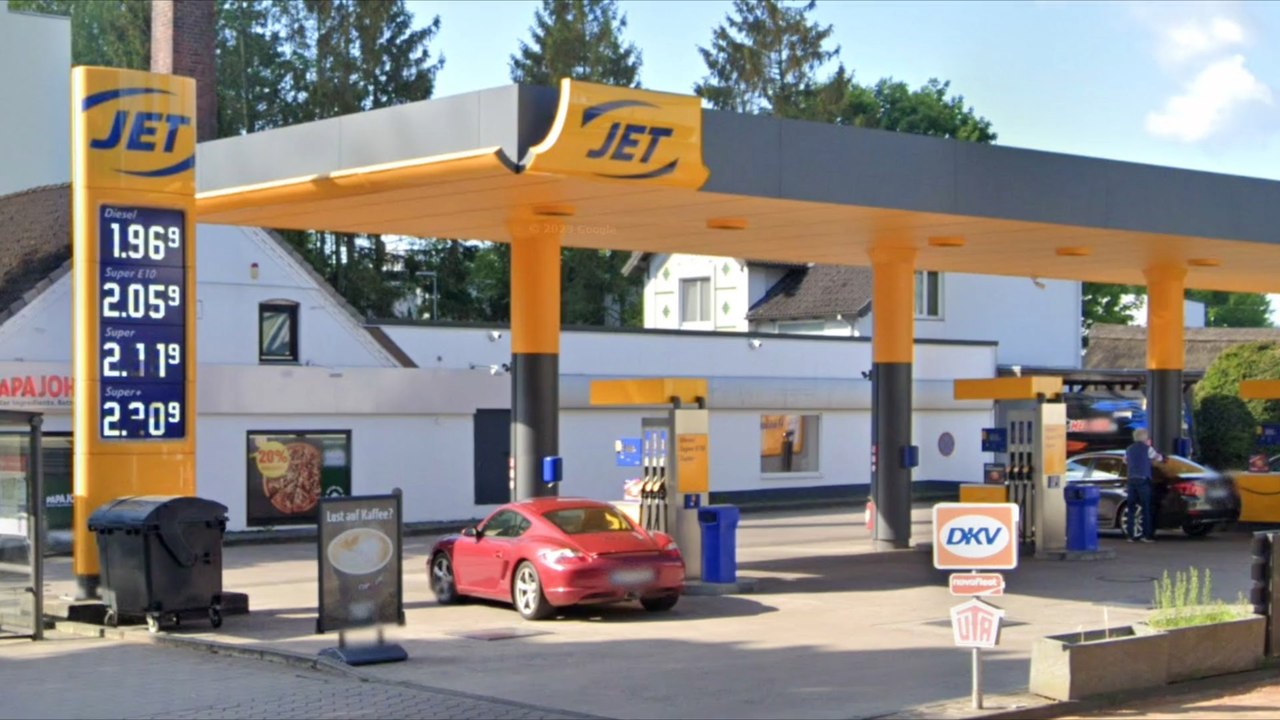 Mann übergießt zwei menschen an tankstelle mit benzin