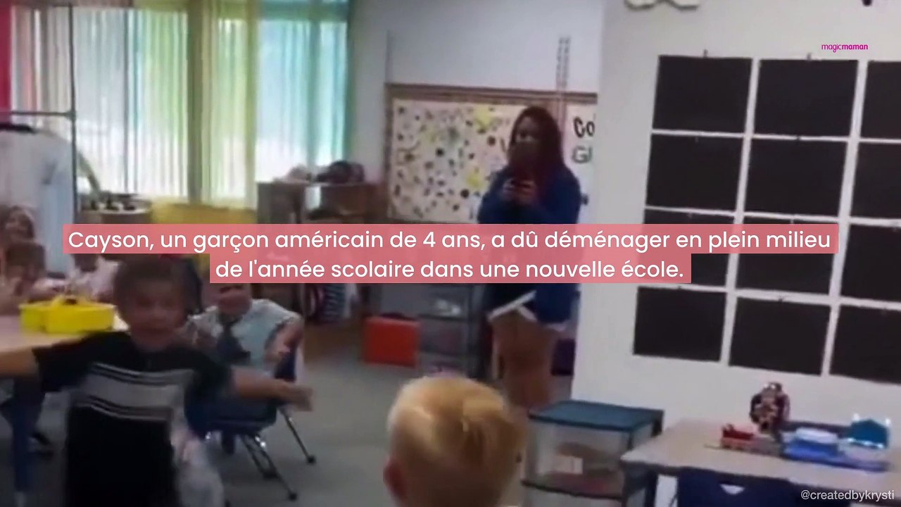 Un petit garçon retrouve ses camarades de classe
