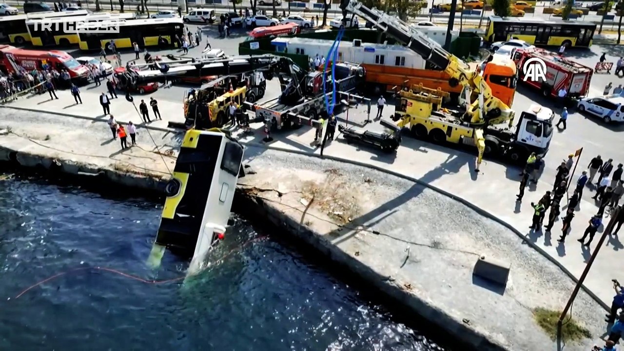 Eminönü'nde denize düşen İETT otobüsü vinçle çıkarıldı