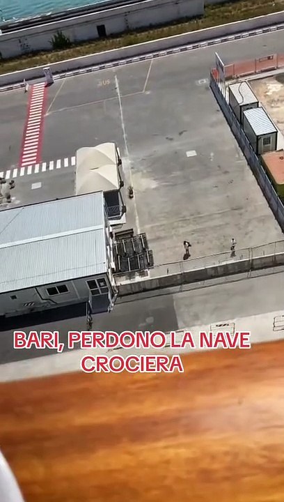 A Bari, turisti disperati perdono la crociera: il video della loro richiesta al comandante diventa virale!