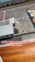 A Bari, turisti disperati perdono la crociera: il video della loro richiesta al comandante diventa virale!