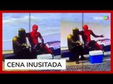 Eduardo Paes mostra 'Homem-Aranha' interagindo com estátua de Carlos Drummond no RJ