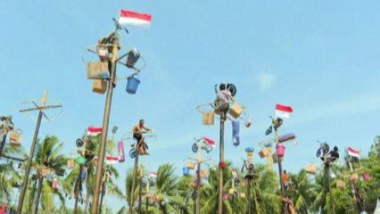 Indonesia, la gara sui pali per la festa dell'Indipendenza