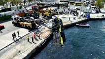 İstanbul Eminönü'nde park halindeyken kayarak denize düşen boş İETT otobüsü çıkarıldı