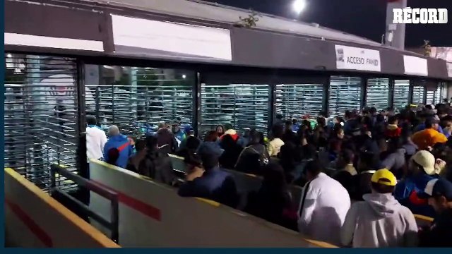 AFICIONADOS DE CRUZ AZUL Y AMÉRICA SE CRUZAN