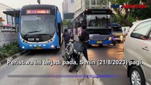 Pemotor Terjepit Bus Transjakarta setelah Terobos Busway