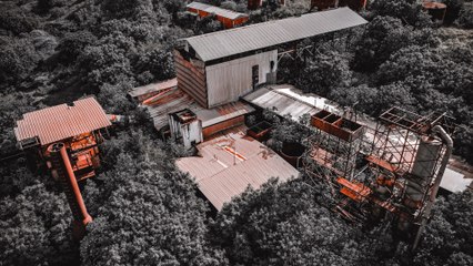 La tierra al límite A causa del sobreconsumo humano, los recursos naturales parecen tener fecha de vencimiento