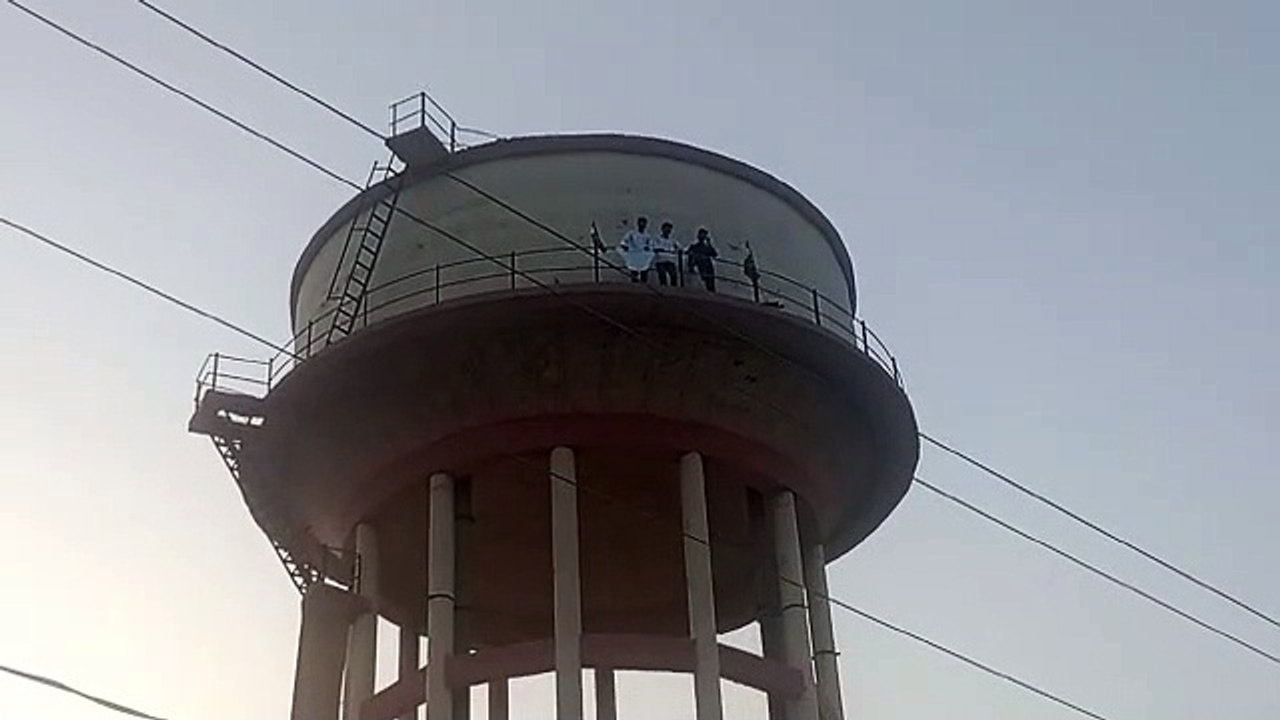 छात्र संघ चुनाव कराने की मांग को लेकर टंकी पर चढ़े छात्र