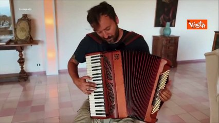 Cesare Cremonini suona la fisarmonica su Instagram: "Sono solo alla quarta lezione"