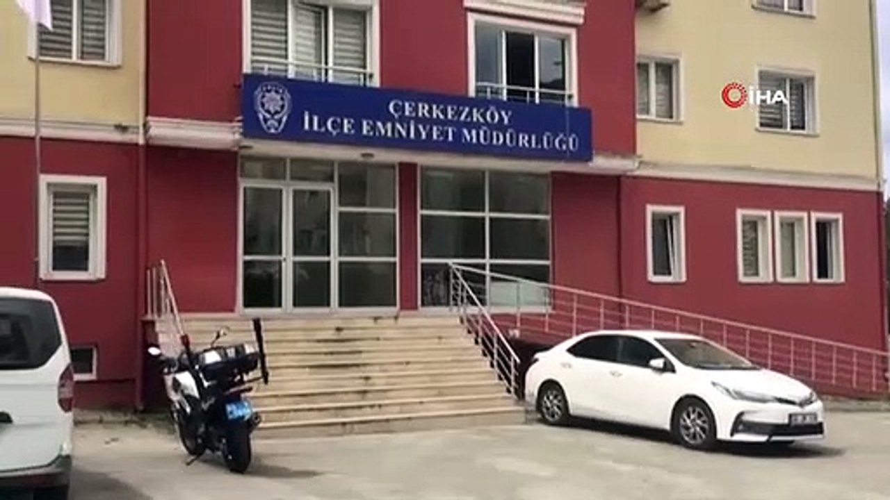 Deux mots jaillirent de ses lèvres dans les derniers instants de la jeune fille étranglée à mort par son amant avec un câble.