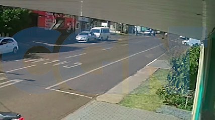 Скачать видео: Vídeo registra forte colisão entre carro e moto no cruzamento das Ruas Cuiabá e Manoel Ribas