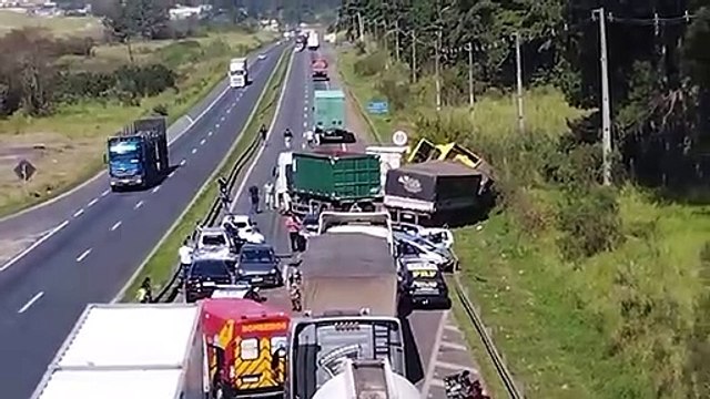 Colisão entre 4 caminhões e 6 automóveis deixa várias pessoas feridas na BR-376