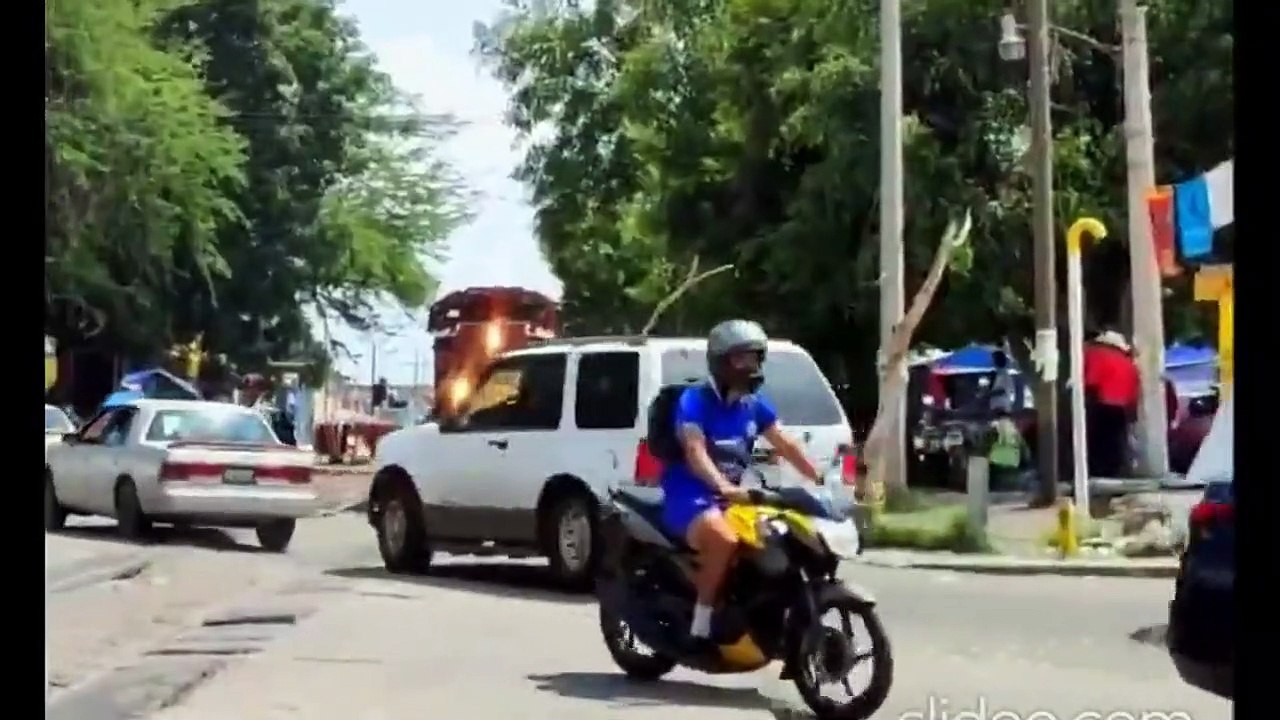 Cet homme en fauteuil roulant va avoir beaucoup de chance en traversant la voie ferrée