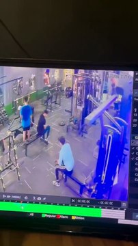 Il va être sauvé de justesse à la salle de sport... Bon karma et bon réflexe de son ami