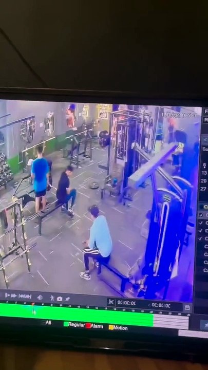 Il va être sauvé de justesse à la salle de sport... Bon karma et bon réflexe de son ami