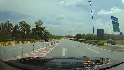 Avião de pequeno porte cai em rua e 10 pessoas morrem na Malásia