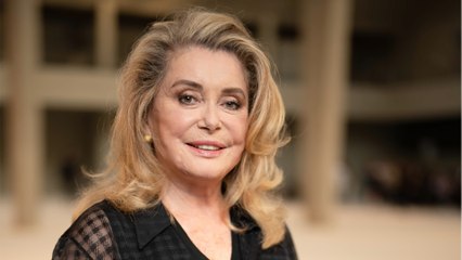 GALA VIDEO - Catherine Deneuve cash sur les politiques : “Il y en a plein qui ne sont pas fidèles à leur femme !”