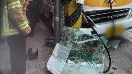 마을버스가 전봇대 들이받아...승객 9명 부상 / YTN