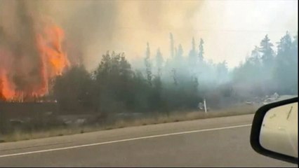 Milhares fogem de incêndios no norte do Canadá