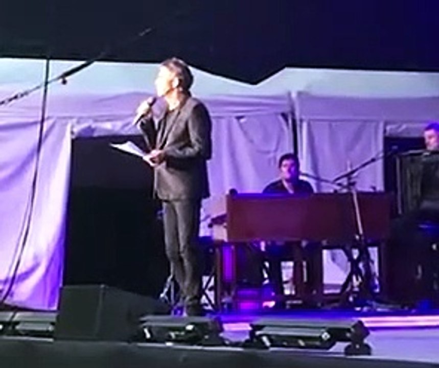 Regardez l'hommage bouleversant de Julien Clerc, hier soir sur scène, à son frère Gérard Leclerc : "Je vais chanter, chanter pour dire à mon frère que je l'aime"