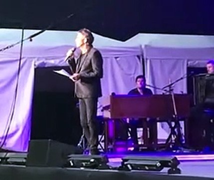 Regardez l'hommage bouleversant de Julien Clerc, hier soir sur scène, à son frère Gérard Leclerc : Je vais chanter, chanter pour dire à mon frère que je l'aime