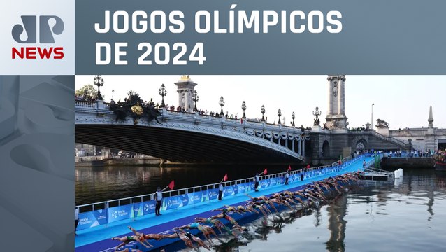 Atletas nadam no Rio Sena em evento-teste para Olímpiadas em Paris