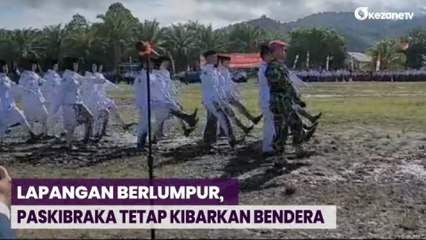Momen Paskibraka Kibarkan Merah Putih di Lapangan Berlumpur Sebatik