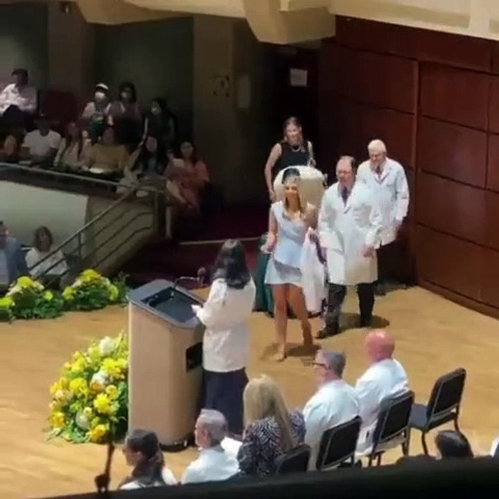 "Une Remise de Diplôme en Médecine en Famille : Son Père et Son Grand-Père, Tous Deux Médecins, l'Accompagnent Fièrement"