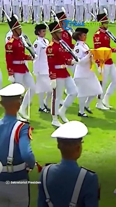 SALUT! Pembawa Baki Lilly Wenda Tetap Tenang saat Sepatunya Lepas seusai Kibarkan Merah Putih