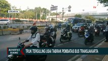 Truk Terguling Usai Tabrak Pembatas Bus Transjakarta di Jakarta, Diduga Sopir Mengantuk!
