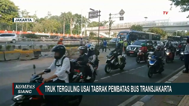 Truk Terguling Usai Tabrak Pembatas Bus Transjakarta di Jakarta, Diduga Sopir Mengantuk!