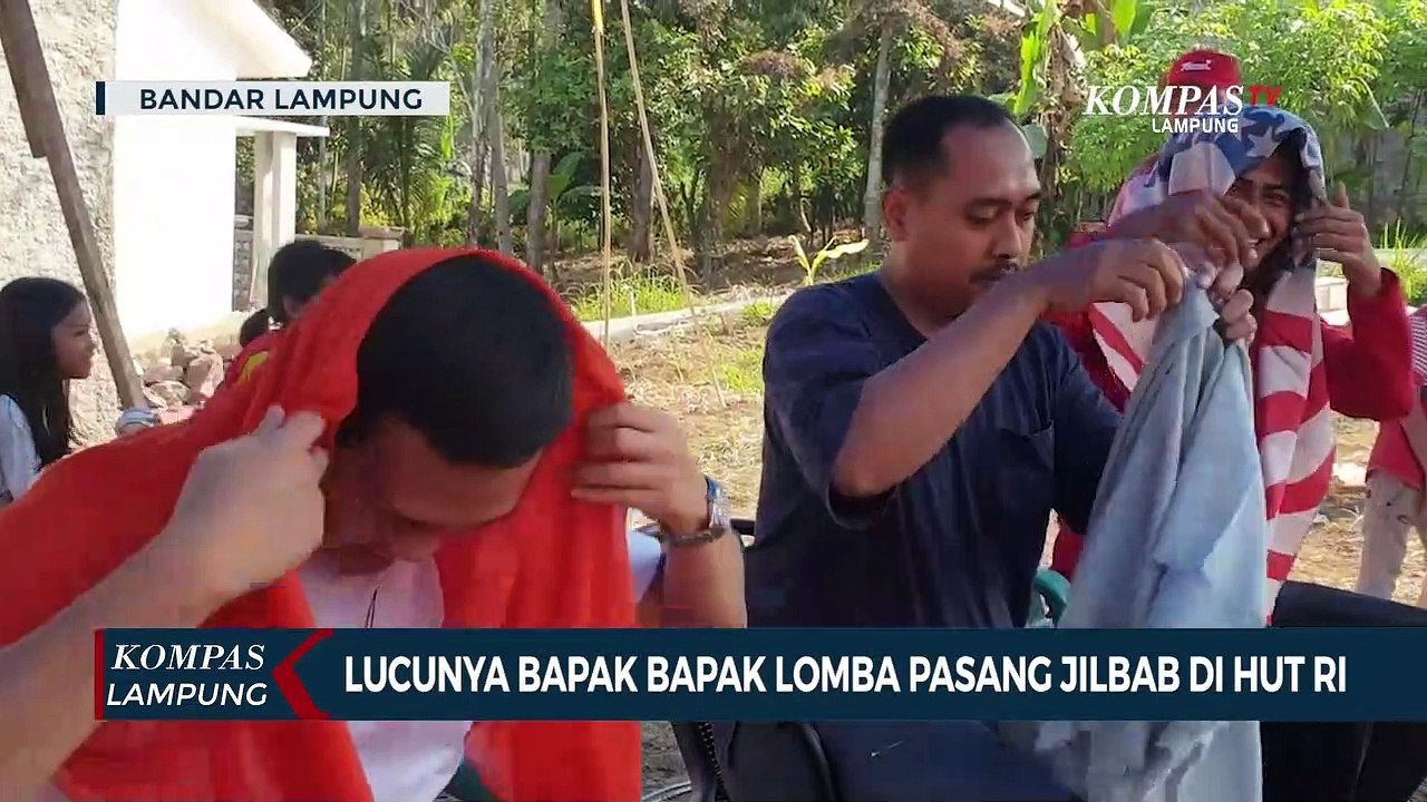Lucunya Bapak-Bapak Lomba Pasang Jilbab di HUT RI