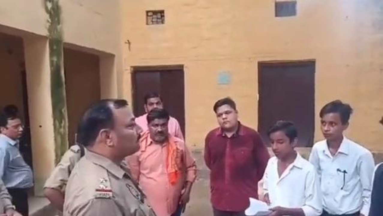 एटा: अध्यापकों ने बच्चों को कलावा और माला पहने से रोका, छात्रों ने पुलिस को दी तहरीर