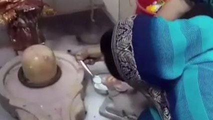 सिरोही: नंदी महाराज के दूध पीने की खबर शहर में आग की तरह फैली, मंदिर में लगी भीड़