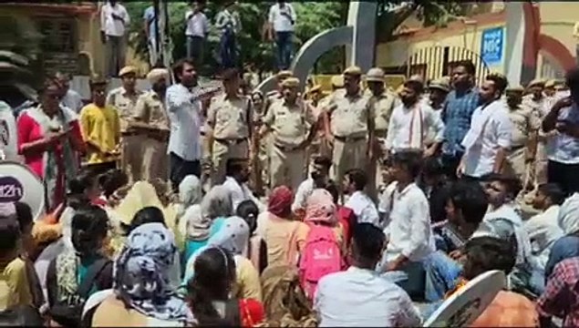 छात्रसंघ चुनावों की बहाली की मांग को लेकर छात्रों का कलेक्ट्रेट पर प्रदर्शन