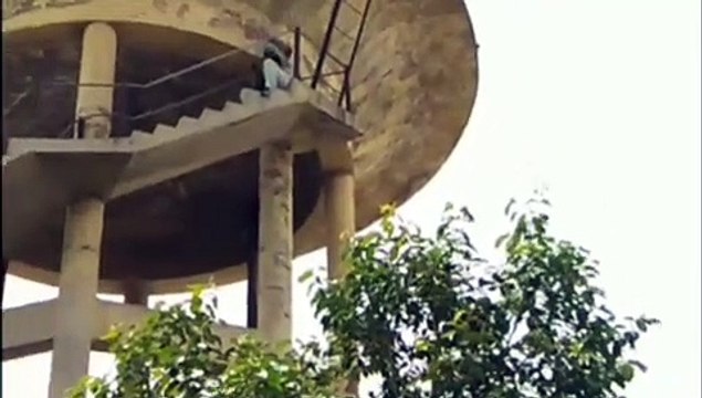 पानी व जब्त ट्रेक्टर दिलाने की मांग को लेकर किसान नेता पानी की टंकी पर चढ़ा