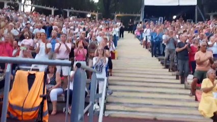 Standing ovation pour Julien Clerc lors de son entrée en scène à La Baule après la mort de son frère