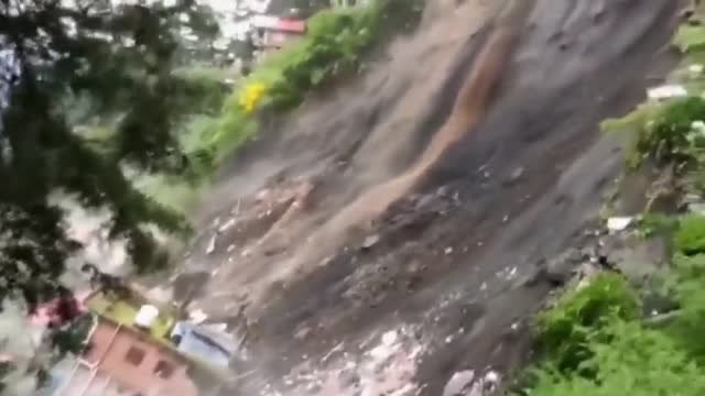 Varias viviendas son arrasadas por un corrimiento de tierras en la India