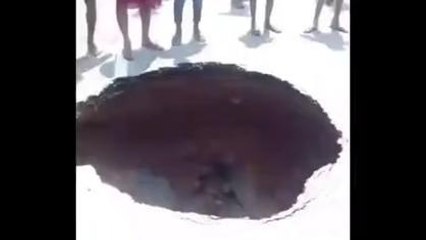 दरभंगा: निर्माणाधीन स्टेट हाईवे 56 के कुशेश्वरस्थान फूल तोड़ा के पास सड़क धंसा, वीडियो वायरल