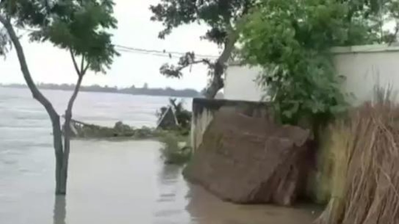 बदायूं: जनपद में बाढ़ का कहर जारी,जलस्तर घटने से गंगा कर रही कटान