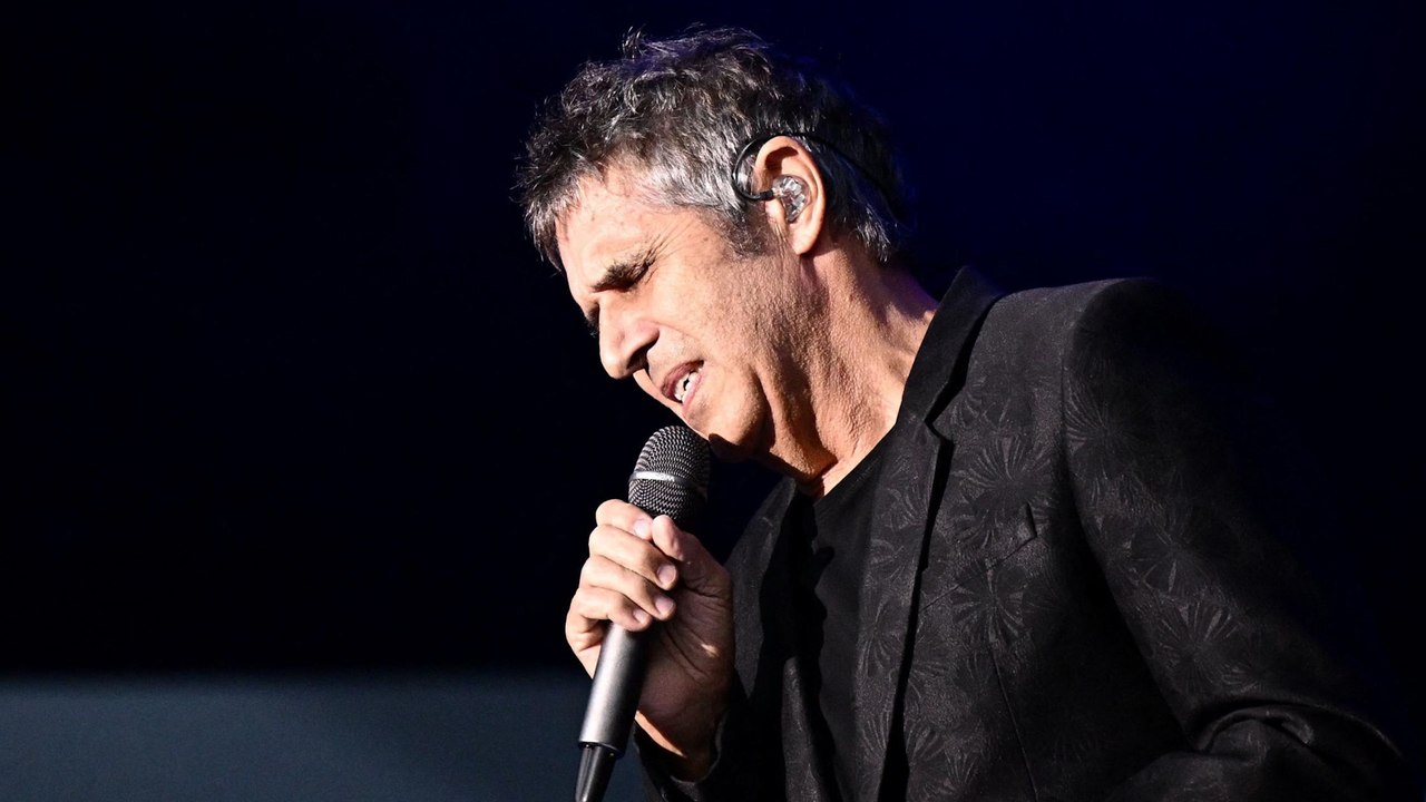 « Chanter, pour dire à mon frère que je l’aime » : le chanteur Julien clerc rend hommage à son frère, Gérard Leclerc, disparu dans le crash de son avion