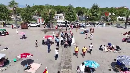 Un jeune handicapé entre dans la mer pour la première fois à Balıkesir