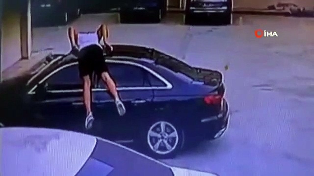 Un voleur entrant dans un véhicule en stationnement à travers un plafond de verre filmé par une caméra de sécurité à Bursa