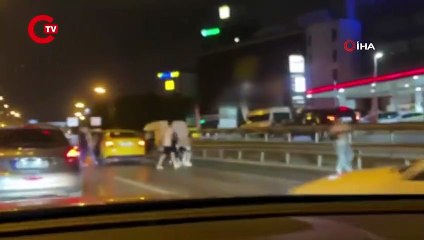 Kadıköy’de yol kavgası: Taksiciyi darbettiler