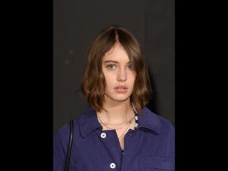 La fille de Jude Law s'est rasé le crâne et se démarque par sa beauté à 22 ans après avoir appris