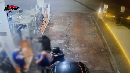 Sant'Antimo, minori armati di fucile e pistola rapinano un distributore