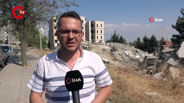 Kahramanmaraş'ta ağır hasarlı binaların yıkımı sürüyor