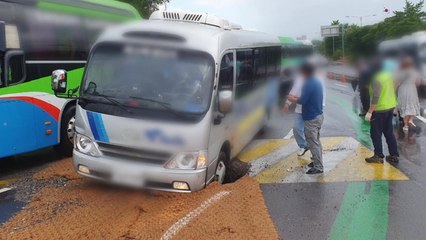 제주공항 입구 교차로 도로 패임...버스 바퀴 빠져 / YTN